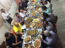 إقامة افطارات في شهر رمضان بدارته في بلدة دير انطار