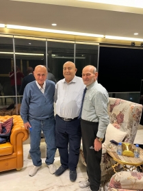 لدى استقباله بعض من رفاقه من الصغر في حفل استقبال بدارته ببيروت